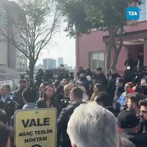 هم اکنون مقابل دادگاه استانبول پس از صدور حکم زندان اکرم امام اوغلو شهردار استانبول
