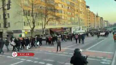 تایم‌لپسی از جمعیت انبوه معترضان به اردوغان در یک چهارراه استانبول