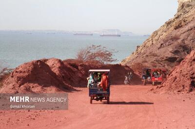 ازدحام عجیب جمعیت در ساحل سرخ جزیره هرمز / فیلم