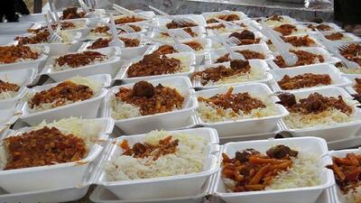 توزیع مرغ، غذای گرم و خرما بین نیازمندان در شهرستان زیرکوه