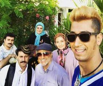سکانس خنده دار سریال پایتخت؛ سلفی سمی بهرام افشاری در توالت برای نامزدش و لو رفتن سیگاری بودن او (ویدیو)