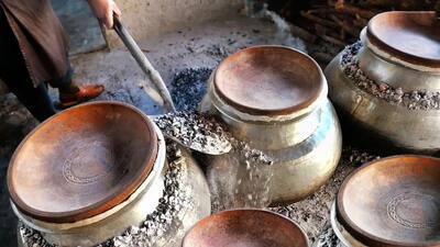 غذای خیابانی در پاکستان؛ پخت چلو گوشت در پیشاور (فیلم)