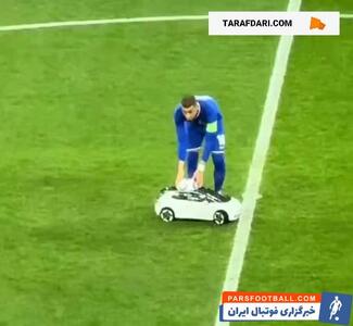 واکنش کیلیان امباپه به خراب شدن ماشین اسباب‌بازی حامل توپ پیش از آغاز بازی فرانسه و کرواسی - پارس فوتبال