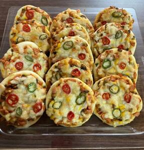 طرز تهیه مینی پیتزا تابه ای با کالباس و قارچ
