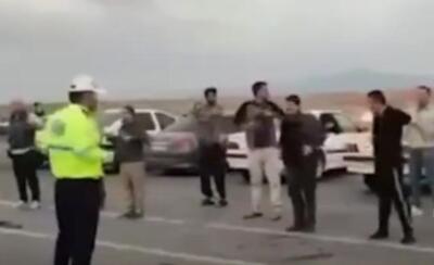 ترغیب پلیس به انجام حرکات ورزشی توسط رانندگان برای جلوگیری از خواب‌آلودگی آن‌ها - آینه فردا