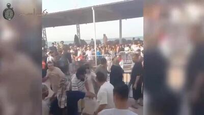 کتک کاری وحشتناک مسافران در جزیره هرمز/ کوبیدن فلاکس بر سر هم/ فیلم