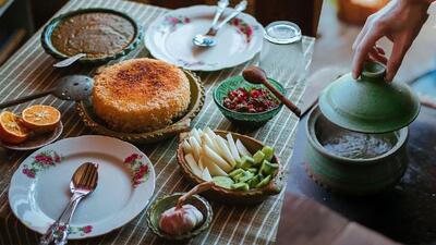 غذای روستایی در گیلان؛ پخت ترش تره با سبزیجات محلی در روستا (فیلم)