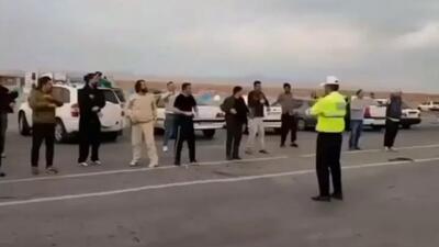 راهکار جالب پلیس‌راه نایین برای جلوگیری از خواب‌آلودگی مسافران نوروزی (فیلم)