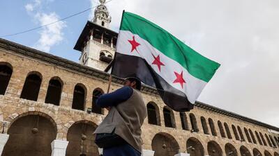 رویترز: یک مقام آمریکایی با وزیر خارجه سوریه دیدار و درباره [رفع] تحریم‌ها گفت‌و‌گو کرد/ واشنگتن یک لیست از شروط [خود] را که شامل «اخراج جنگجویان خارجی» و «کمک به یافتن خبرنگار آمریکایی» است، به دمشق تحویل داده تا در ازای آن، برخی از تحریم‌ها را لغو کند
