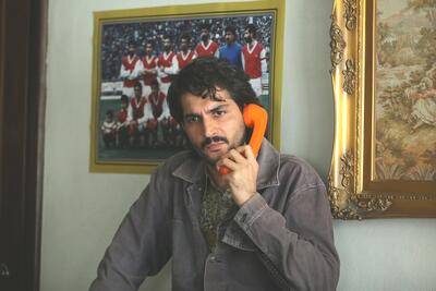 عکسی از نیما نادری بازیگر فیلم پرویز خان با موهای تراشیده شده در یک کافه