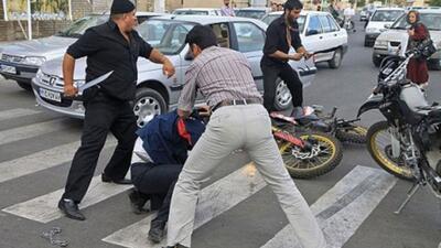 لحظات ترسناک زورگیری با قمه در تهران؛ آن هم در روز روشن! + ویدئو