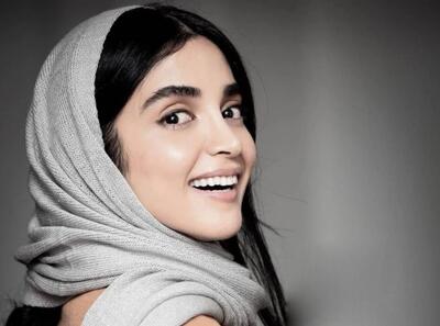 نگاهی به استایل تیپ بهاره الهه حصاری به سبک مونوکروم