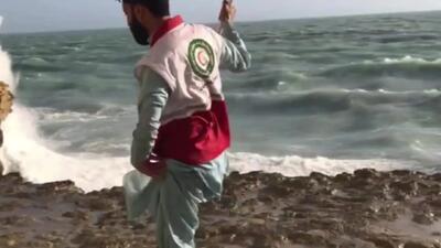 بى احتیاطى مسافران حادثه آفرید / نجات ۱۰۰ گردشگر گرفتار در ساحل کنارک