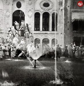 عکس دیده نشده از آب‌بازی زنان در حرمسرای ناصرالدین شاه | رویداد24