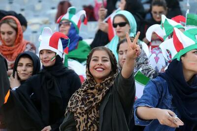 ازدحام هواداران زن تیم ملی فوتبال پشت گیت‌های ورودی ورزشگاه آزادی