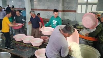 پخت غذای نذری بین روزه داران در روستای رحمت آباد+ فیلم