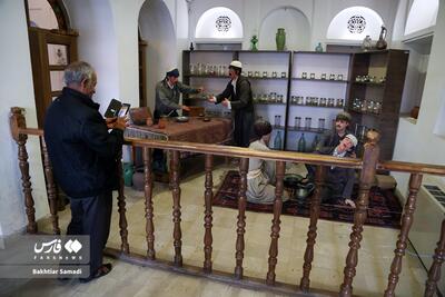 بازدید گردشگران از عمارت‌های تاریخی کردستان