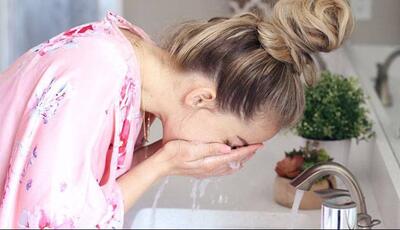 آیا هرچه کمتر صورتم را بشویم، پوست بهتری دارم؟