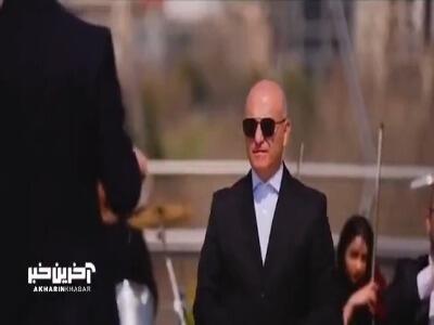 اجرای قطعه «نوروز» توسط ارکستر ملی نغمه باران روی پُل طبیعت