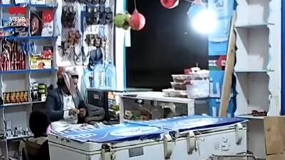خونسردی پدر یمنی هنگام حملات سنگین آمریکا + ویدئو | شجاعت بی نظیر این پدر و پسر خردسالش را ببینید