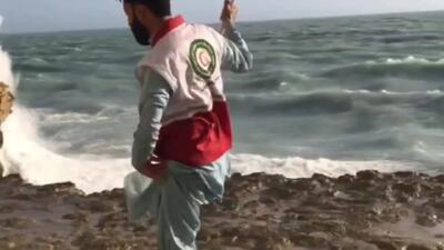 بى احتیاطى مسافران حادثه آفرید / نجات ۱۰۰ گردشگر گرفتار در ساحل کنارک توسط نجاتگران سیستان و بلوچستان + فیلم
