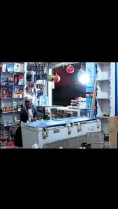 واکنش عجیب مرد یمنی هنگام بمباران جنگنده‌های آمریکا