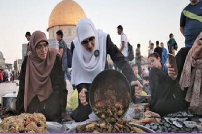رمضان در فلسطین؛ از پختن«مقلوبه» تا آویزان کردن فانوس در مساجد