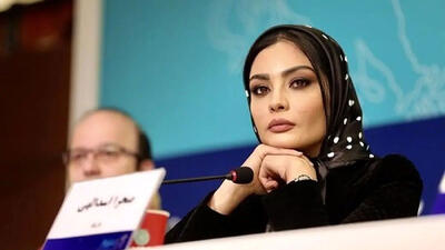 صحرا اسداللهی با این استایل از اصفهان آغاز ۱۴۰۴ را تبریک گفت