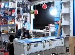 خونسردی فروشنده یمنی در حین حمله هوایی آمریکا و انگلیس!