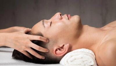 ماساژ پوست سر چطور انجام می‌شود و چگونه به جلوگیری از ریزش مو کمک می‌کند؟