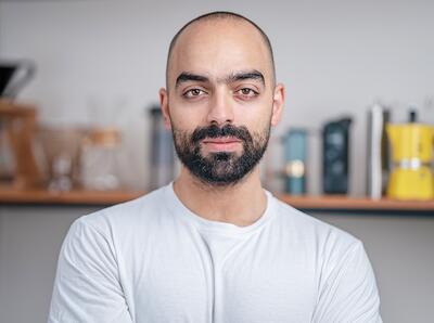 ساده و بی‌حرف و حدیث؛ دکوراسیون کافه نواب ابراهیمی در شهرک - چیدانه