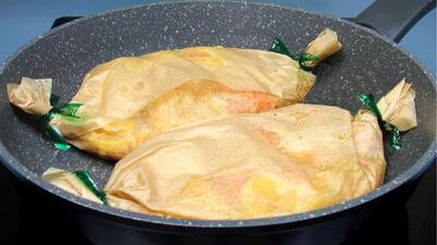 طرز تهیه مرغ آبدار با کاغذ روغنی در ماهیتابه / سریعتر از فر