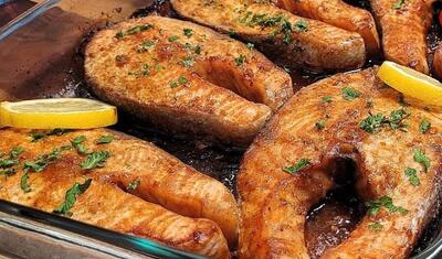 (ویدئو) طرز تهیه استیک سالمون با کره و سیر به روش آشپز آمریکایی - فراشپز