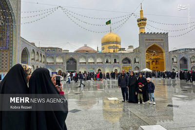 عکس/ مسافران نوروزی در حرم امام رضا(ع)