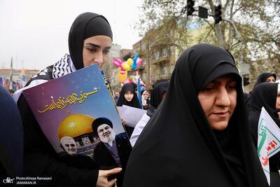 پوشش یک خانم در راهپیمایی روز قدس جلب‌توجه کرد