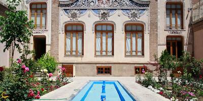 این همه رنگ و تزئینات در چند متر؛ خانه حریری در تبریز - چیدانه