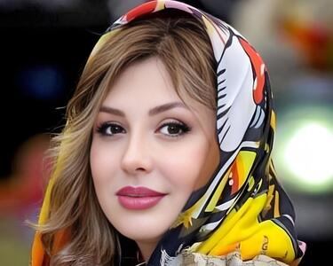 دکوراسیون ساده اما لوکس و امروزی خانه نیوشا ضیغمی؛ پرده های قلاب بافی، شومینه دیواری، آباژور معلق، مبلمان حصیری، دیوار های چوبی