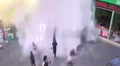 ببینید/ حجم زیاد از آب استخر پس زلزله بانکوک از روی پشت‌بام بر سر مردم ریخت