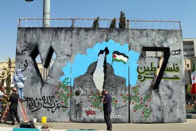 نمایش  نقاشی دیواری«۷ اکتبر» در میدان انقلاب