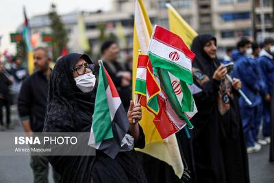 اهتزاز پرچمهای ایران، فلسطین، حزب الله لبنان در مراسم راهپیمایی روز قدس