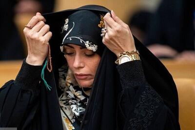 الهام چرخنده در بین دختران گروه نمایش دیده شد