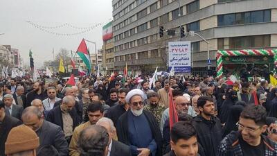 اهتزاز پرچم بزرگ فلسطین در میان روزه داران تبریزی