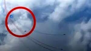 برخورد وحشتناک دو جنگنده تیم آکروباتیک نیروی هوایی فرانسه