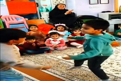 آواز شاد؛ دوتا داداش تو مهد یه رقص تیزپایی رفتن پدر مادر بچه های دیگه دهنشون وا مونده
