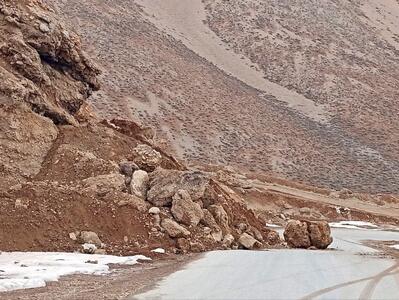 ریزش کوه در اتوبان قزوین-رشت (ویدیو)