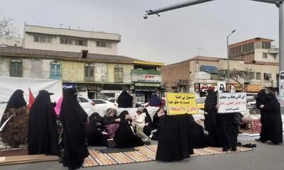 اطلاعیه پلیس درباره تجمع غیرقانونی حامیان حجاب/ ۳۰ نفر با فحاشی به تحصن ادامه دادند/ کلیپ ضرب‌وشتم آن خانم «ساختگی» است