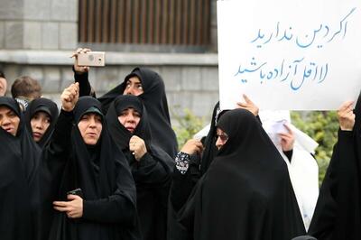 ببینید/ یکی از متحصنین، تعداد تجمع کنندگان جلوی مجلس را فاش کرد
