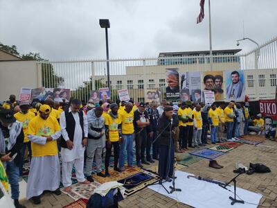 تجمع اعتراض آمیز مردم آفریقای جنوبی در برابر کنسولگری آمریکا در «ژوهانسبورگ»