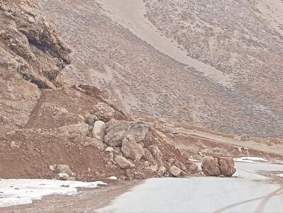 ریزش کوه در محور منجیل- رودبار