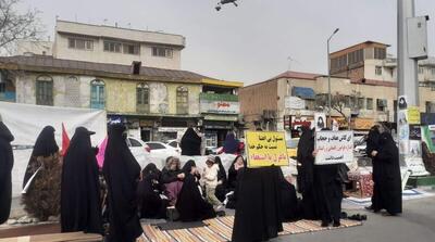 تحصن کنندگان رادیکال مقابل مجلس، پس از ۴۸ روز، با ورود نیرو‌های انتظامی، متفرق شدند - مردم سالاری آنلاین